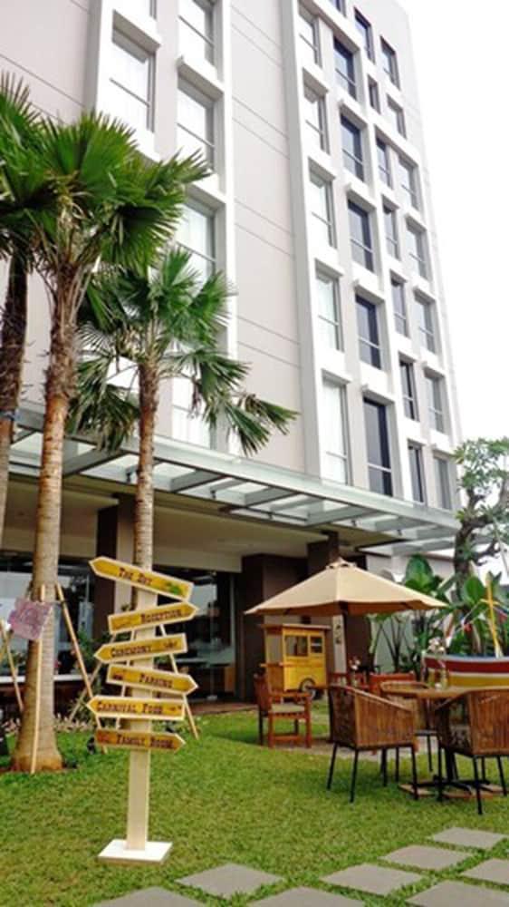 Soll Marina Hotel Serpong Exterior foto